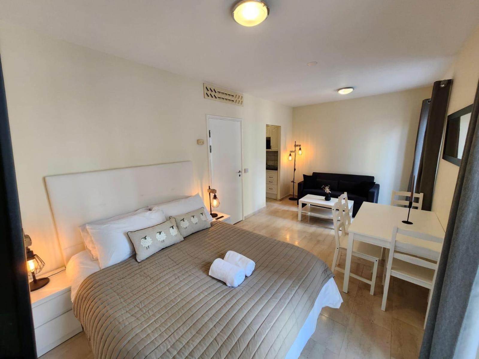 New With Ac Central Suites With Pool Access And Squash Courts! Sleeps Family Or 4 Guests 지브롤터 외부 사진