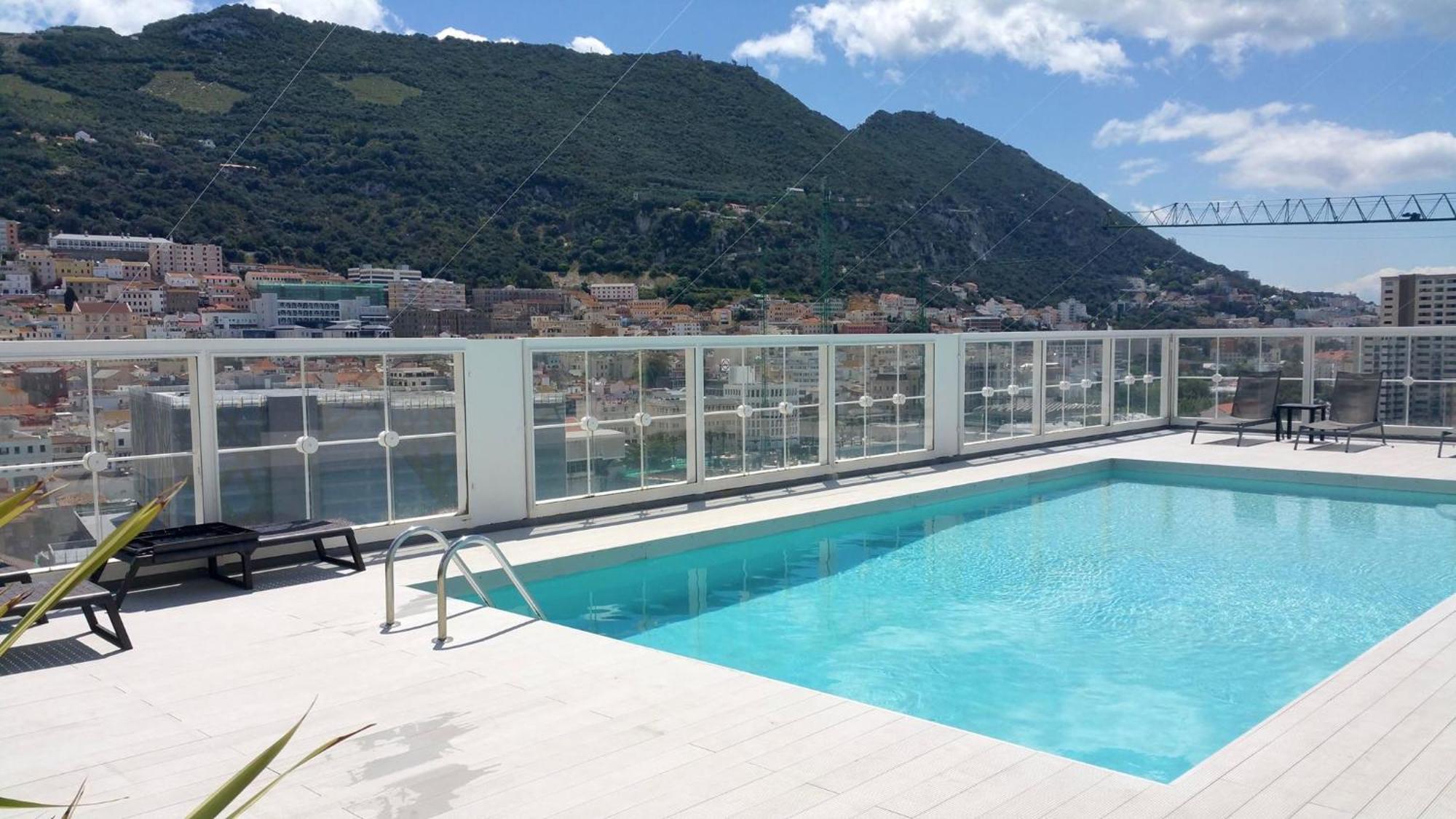 New With Ac Central Suites With Pool Access And Squash Courts! Sleeps Family Or 4 Guests 지브롤터 외부 사진